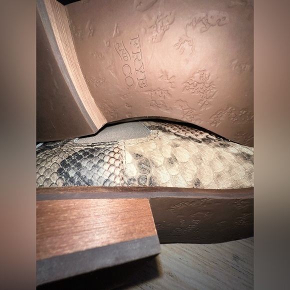 Frye & Co. Mila Chelsea Boots Taupe Snake Embossed Leather Size 9 - Picture 5 of 8